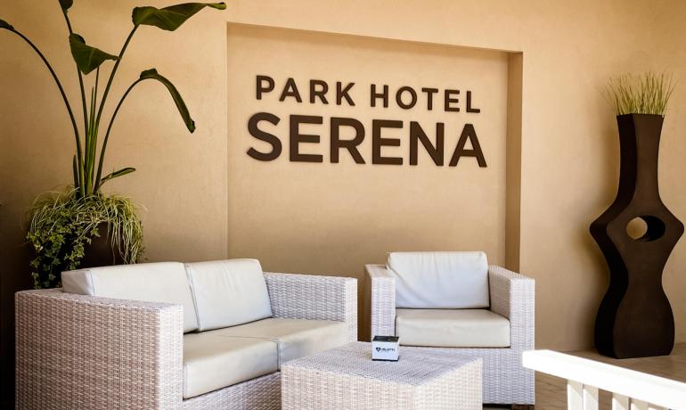 Accogliente area salotto all'aperto del Park Hotel Serena.